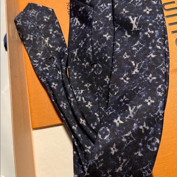 Louis Vuitton Navy Floral Tie - Picture 6 of 6